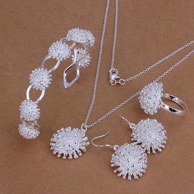 طقم مجوهرات خاص من الفضة متكون من اربع قطع